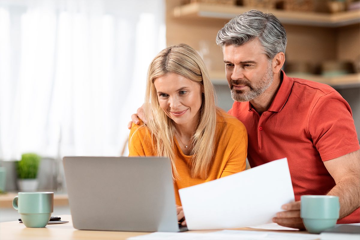 Imagen representativa de personas viendo el Formulario DS-160