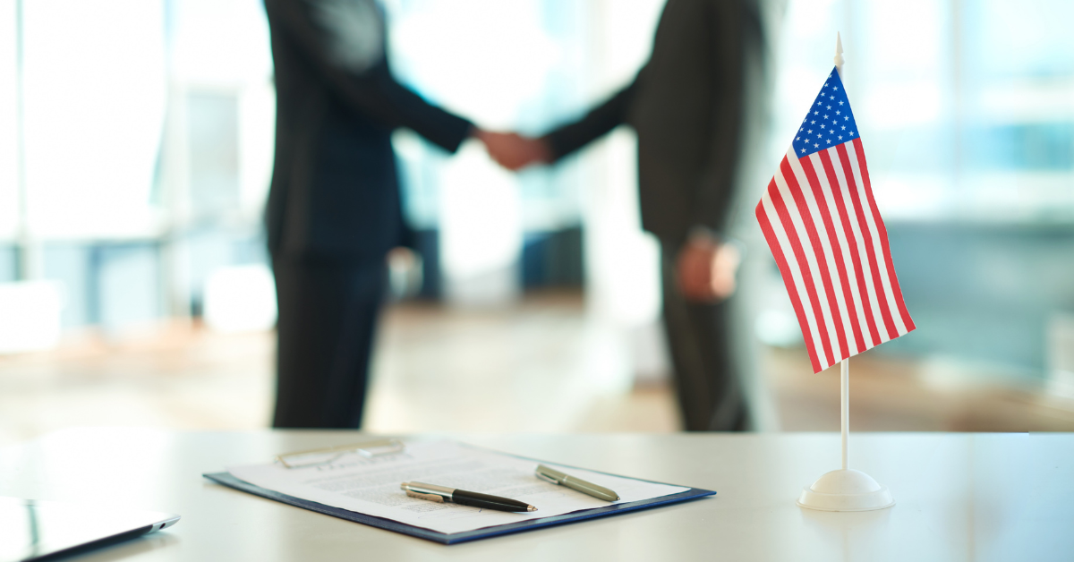 Minh họa so sánh Equity-Based EB-5 và Loan-Based EB-5, giúp nhà đầu tư hiểu sự khác biệt về cấu trúc đầu tư, mức độ rủi ro và khả năng hoàn vốn trong chương trình đầu tư định cư EB-5.