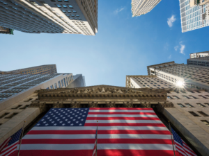 Biểu đồ so sánh Equity-Based EB-5 và Loan-Based EB-5 về quyền sở hữu, cấu trúc đầu tư, mức độ rủi ro và cơ chế hoàn vốn.