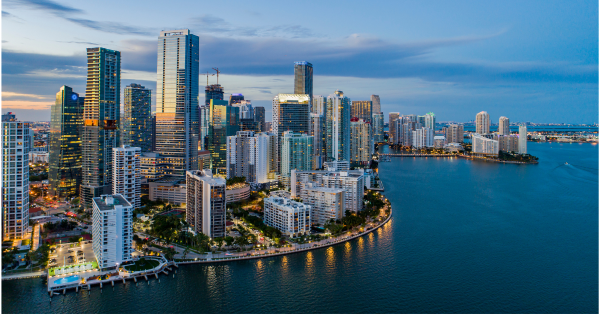 Toàn cảnh thành phố Miami, Florida với đường chân trời hiện đại và bờ biển, điểm đến hấp dẫn cho nhà đầu tư EB-5.