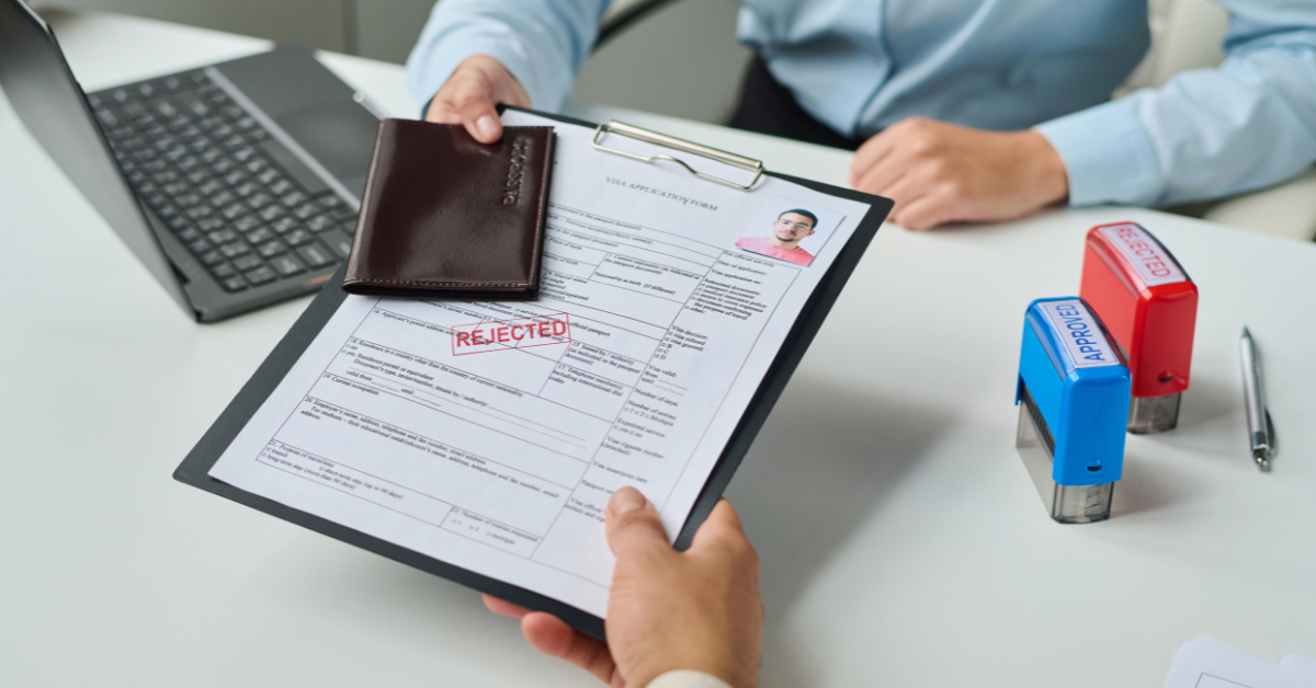 Nhà đầu tư xem xét hồ sơ EB-5 và các nguyên nhân có thể dẫn đến hồ sơ EB-5 bị từ chối